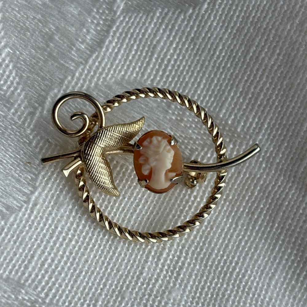 Gold Carved Cameo Brooch